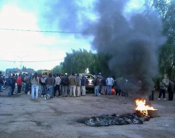 Embistió a dos grupos, mató, y se escondió debajo de otro camión