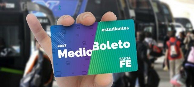 Entregan las credenciales del medio boleto a estudiantes