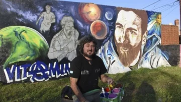 Después del mural de Messi Urteaga se lució junto a Kempes