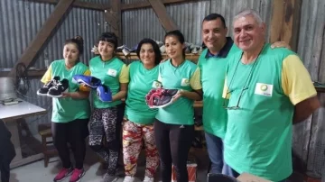 Serodino lanzó su fábrica de zapatillas y sorprendió