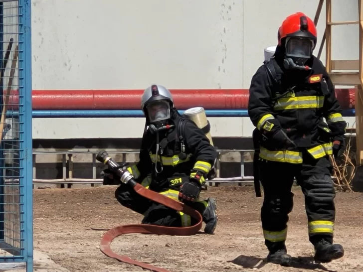 Sirenas y acción en un importante simulacro de incendio y derrame en Cofco