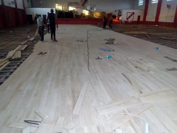 Sportivo Belgrano retomó las obras  y avanza la colocación del parquet