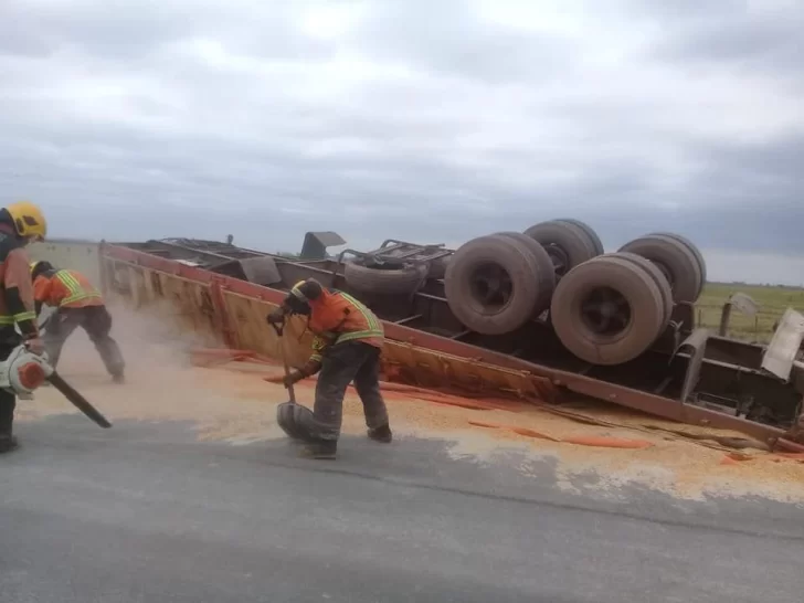 Un camión volcó su carga sobre ruta 91 y se interrumpió el tránsito