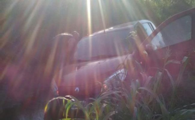 Un auto cayó a la cuneta en el camino a Puerto Aragón