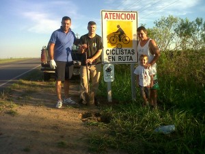 Ciclistas colocaron carteles de seguridad en la ruta para prevenir accidentes
