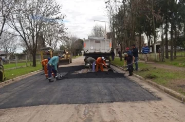 CONTINÚAN ASFALTANDO CALLES EN TIMBÚES