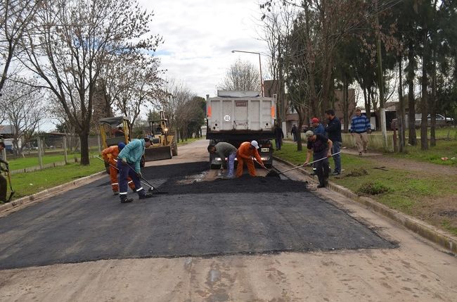 CONTINÚAN ASFALTANDO CALLES EN TIMBÚES