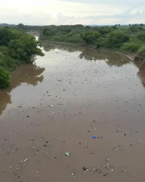 El Carcarañá se convirtió en un “tren de basura” de más de un kilómetro