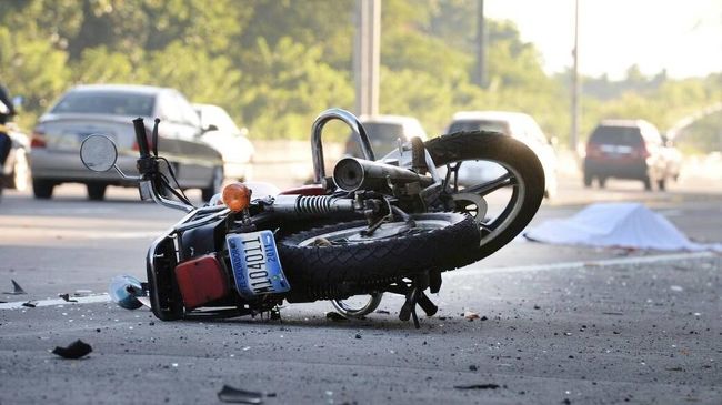 Una joven sufrió graves fracturas tras chocar con su moto