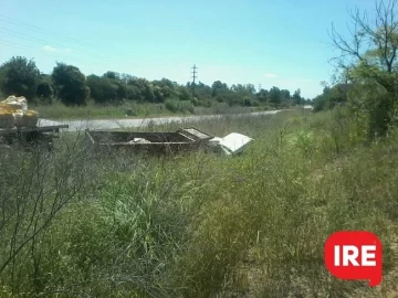 Se le cortó la dirección y terminó en la cuneta