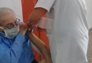 Amador tiene 100 años y recibió su primera dosis contra el covid: “Es un genio”