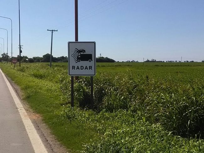 Radar vigila: colocaron cartelería en el ingreso a Serodino