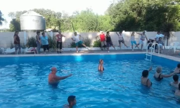 Felices los abuelos con la colonia de vacaciones en el Club Unión