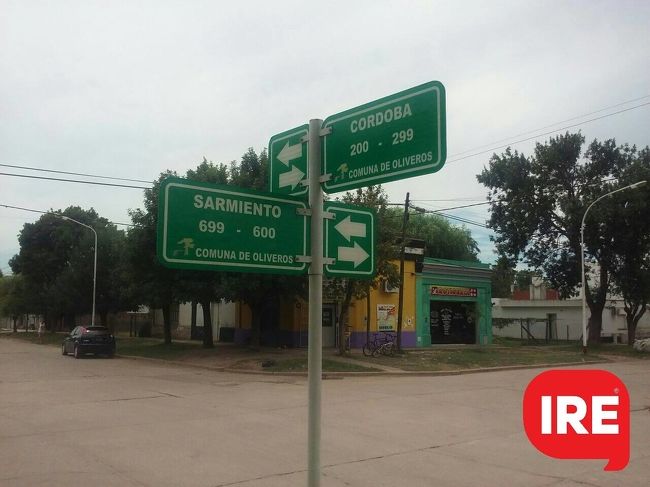 Choque sin heridos en la esquina de la plaza Mariano Moreno