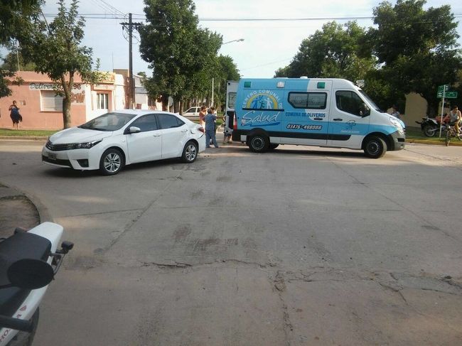 Una moto y un auto protagonizaron otro choque frente a la plaza