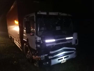 Por alcance un camión choco a otro en autopista: Un herido