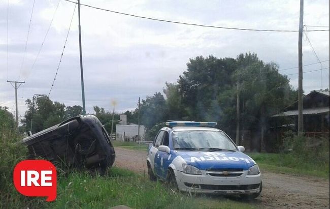 Accidente: Un auto volcó tras chocar con una moto