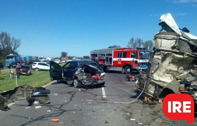 Choque: un camión con carga peligrosa, un tractor y tres autos