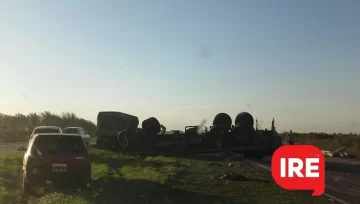 Tumbó un camión sobre autopista a la altura de la colonia