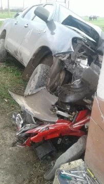 Grave accidente: una Hilux chocó a dos chicas en moto