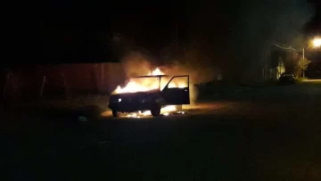 Se incendió completamente un auto durante la madrugada