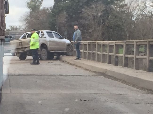 Un matrimonio impactó contra el puente sobre el Carcarañá