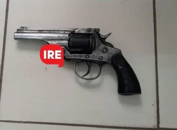 Detuvieron a un hombre que ofrecía un arma en la esquina de la comisaría
