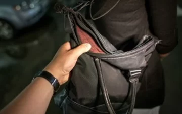 Una mujer denunció que le robaron de su casa una mochila con dinero