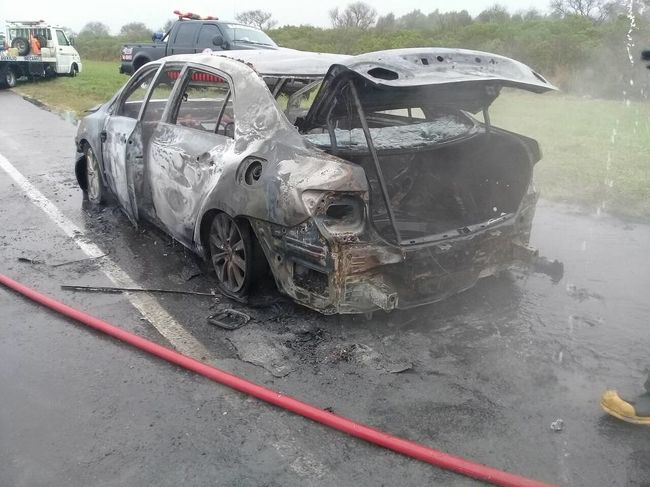 Un auto ardió en llamas en autopista Rosario Santa Fe