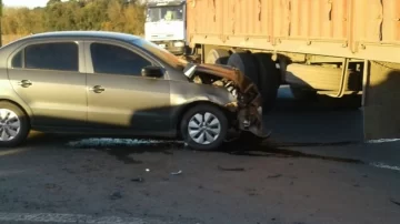 Un auto chocó a un camión que doblaba sobre el cruce de la 91