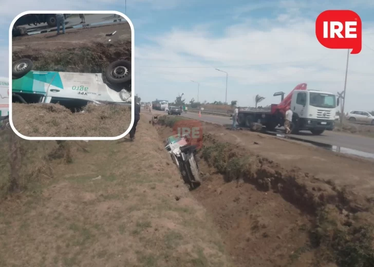 Velocidad y vuelco: Una chata y un camión chocaron en ruta 11 y hay un herido