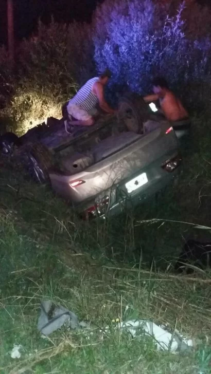 Vuelco milagroso: Perdió el control del auto pero salió ilesa