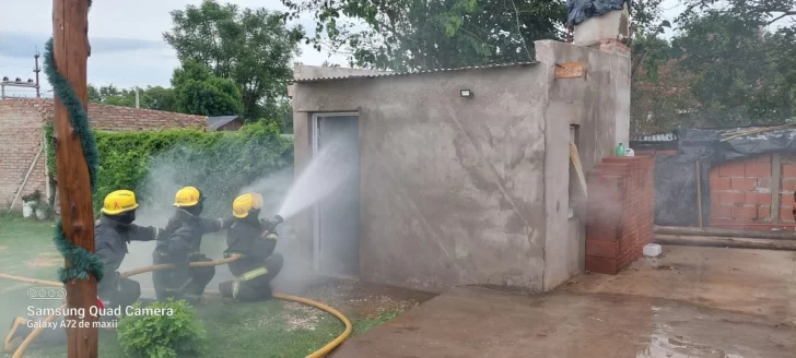 Serodino: Bomberos sofocaron un incendio en un depósito en construcción