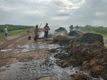 Ardió un carro con rollos de alfalfa en la zona rural de Carrizales