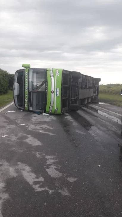 Volcó un colectivo por autopista y hay una treintena de heridos