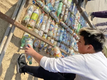 Los alumnos de la secundaria de Serodino construyen su vereda ecológica