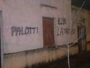 Andino amaneció con pintadas y causó rechazos por todos lados