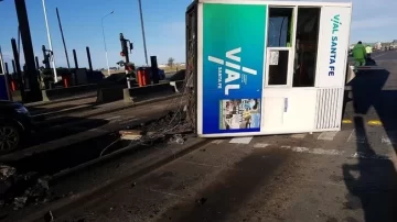 Un camión enganchó una garita del peaje central de autopista