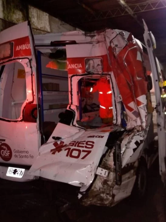 Anoche una ambulancia del SIES perdió el control sobre autopista