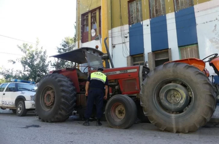 Ladrones robaron la batería de un tractor y quedaron detenidos