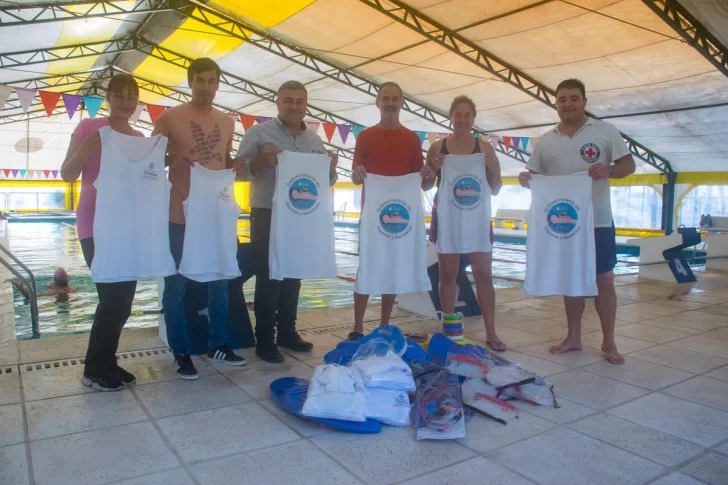 Timbúes entregó materiales para natación y remeras hechas en el pueblo