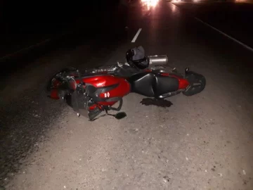Una camioneta impactó de frente contra una moto en Ruta 11