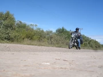Se cayó de la moto en el ingreso a Puerto Aragón y se quebró