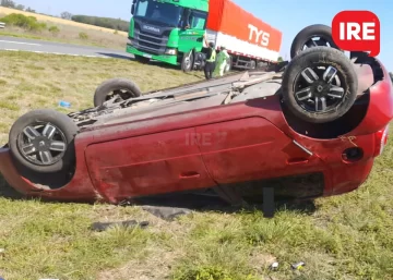 Impresionante vuelco de un auto en autopista a la altura de Monje