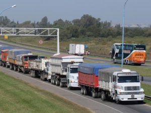 Larga cola de camiones sobre la autopista Rosario-Santa Fe. Transporte interurbano con demoras