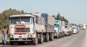 Fila de camiones varados sobre la Ruta N° 91, tramo  Serodino – Villa La Ribera