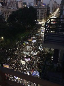 Multitudinaria y efusiva marcha en defensa de la educación pública