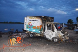 Pescadores incendiaron un camión de retiro de mercadería