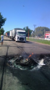 Se agrava la situación en Timbues: Los camioneros se suman al corte
