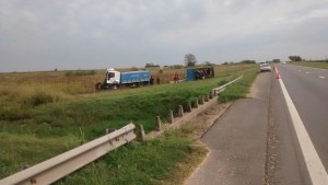 Otra vez chocan dos camiones en la Autopista Rosario Santa Fe